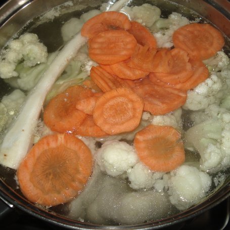 Krok 3 - Zupa z kalfiorem, groszkiem i młodymi ziemniakami foto