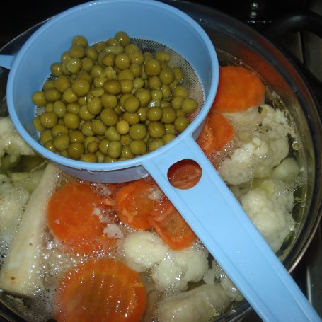 Krok 4 - Zupa z kalfiorem, groszkiem i młodymi ziemniakami foto