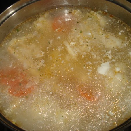 Krok 5 - Zupa z kalfiorem, groszkiem i młodymi ziemniakami foto