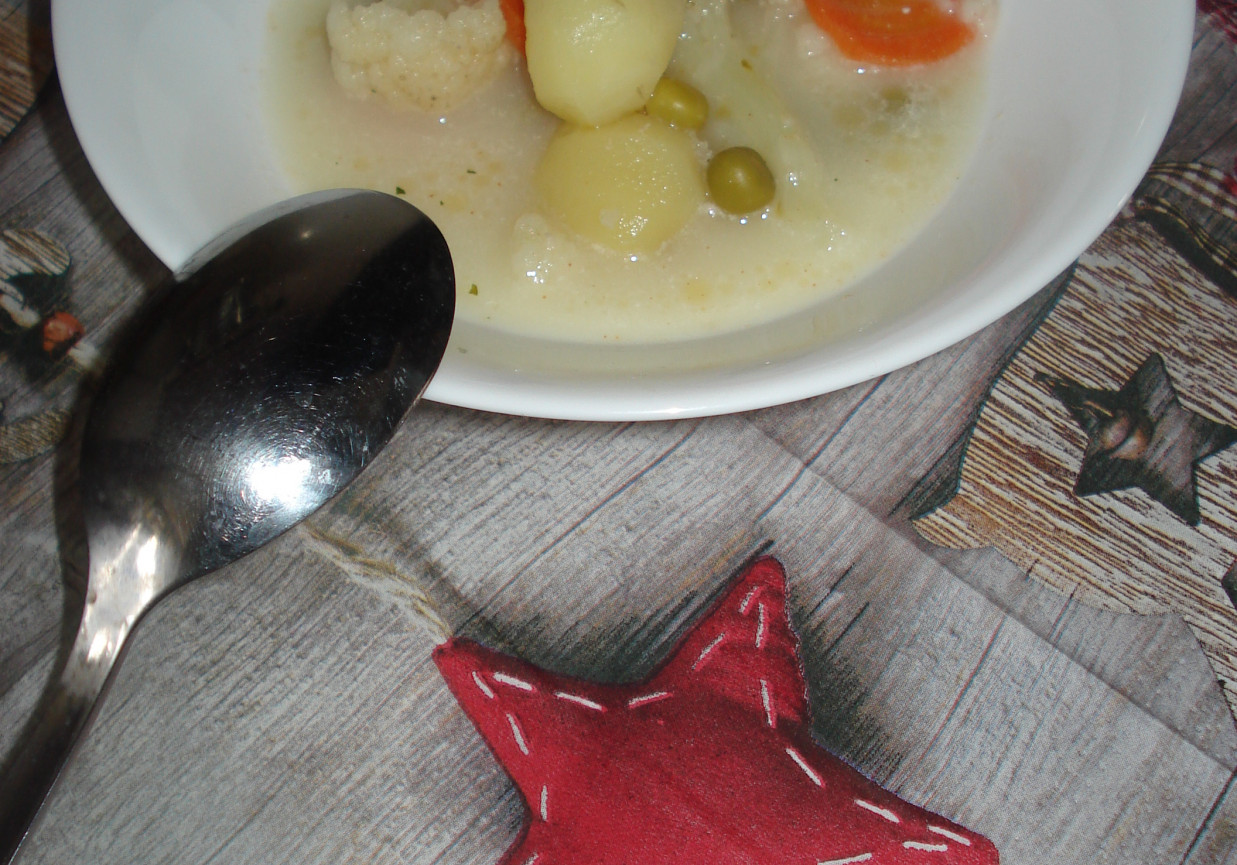 Zupa z kalfiorem, groszkiem i młodymi ziemniakami foto