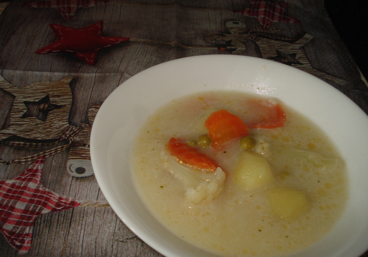 Zupa z kalfiorem, groszkiem i młodymi ziemniakami foto