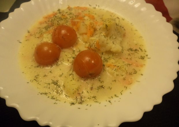 Fotografia przedstawiająca Zupa z kalfiorem , pomidorkami i lanym ciastem :)