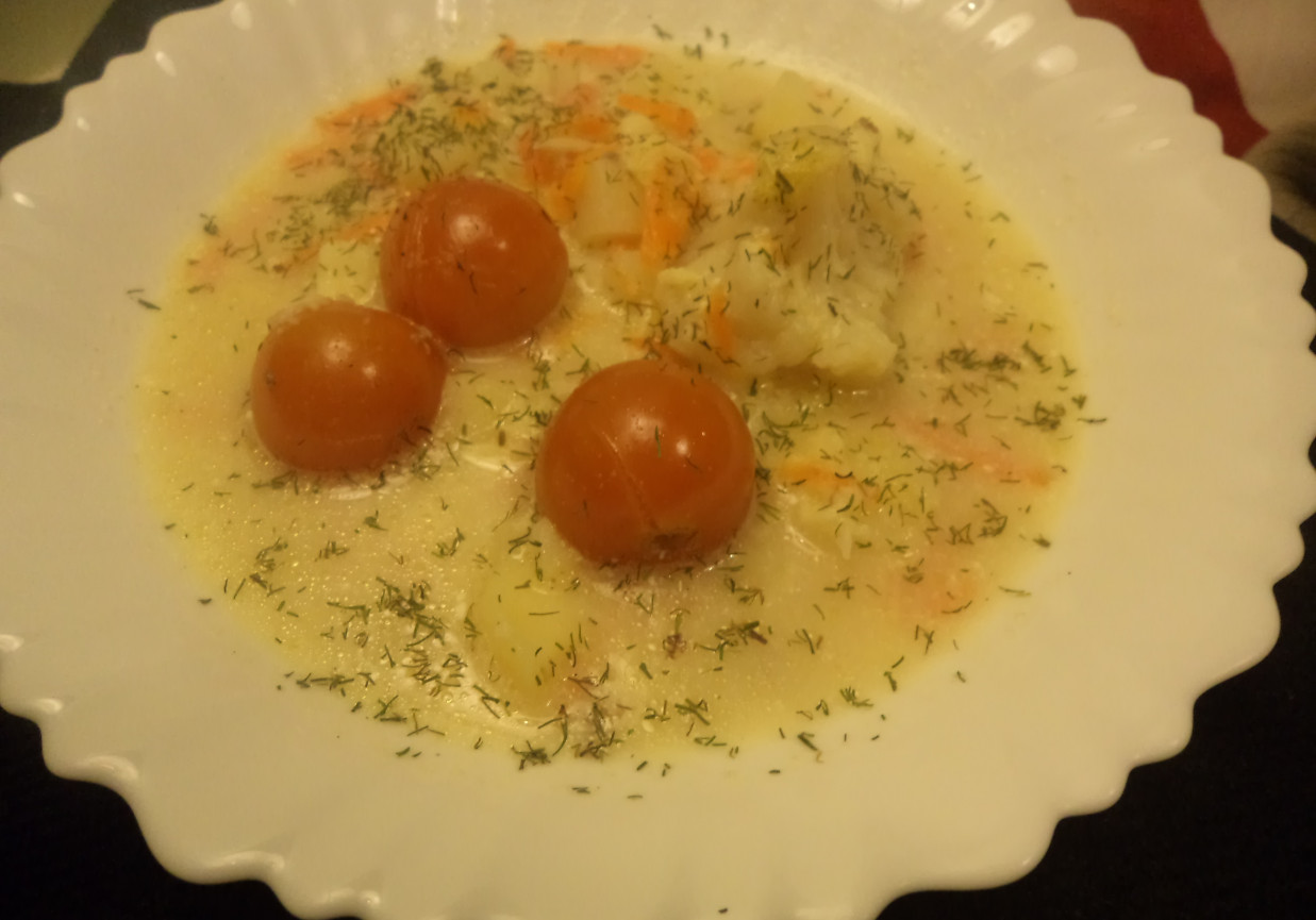 Zupa z kalfiorem , pomidorkami i lanym ciastem :) foto