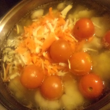 Krok 4 - Zupa z kalfiorem , pomidorkami i lanym ciastem :) foto