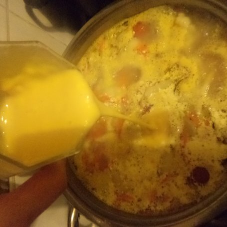 Krok 5 - Zupa z kalfiorem , pomidorkami i lanym ciastem :) foto