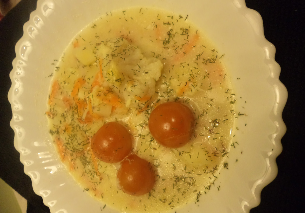 Zupa z kalfiorem , pomidorkami i lanym ciastem :) foto
