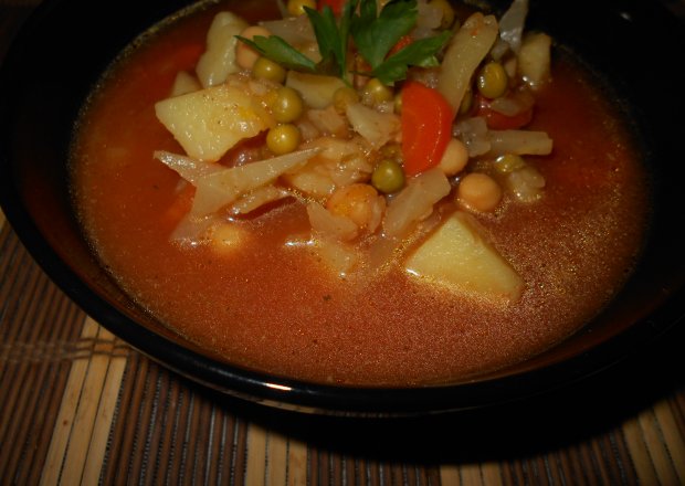 Fotografia przedstawiająca Zupa z kapustą, groszkiem i ciecierzycą