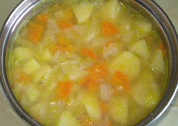 Fotografia przedstawiająca Zupa z kapustą pekińską i ziemniakami