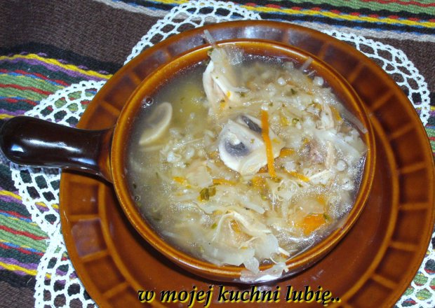 Fotografia przedstawiająca zupa z kapusty kiszononej z kaszą i pieczarkami...