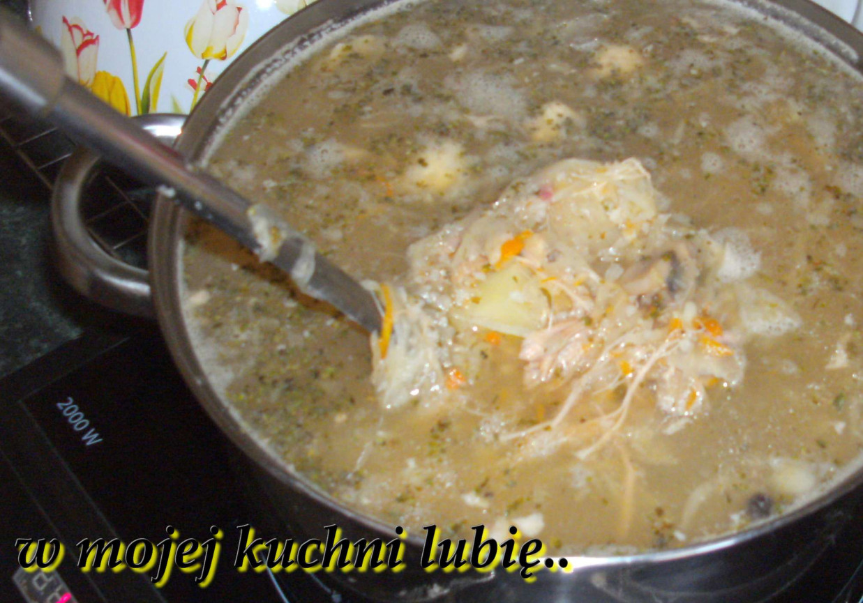 zupa z kapusty kiszononej z kaszą i pieczarkami... foto