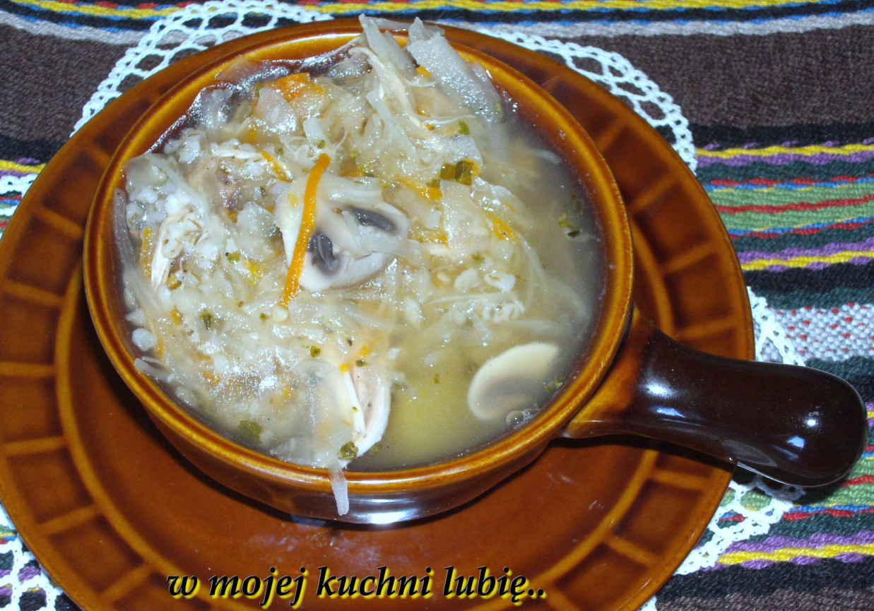 zupa z kapusty kiszononej z kaszą i pieczarkami... foto