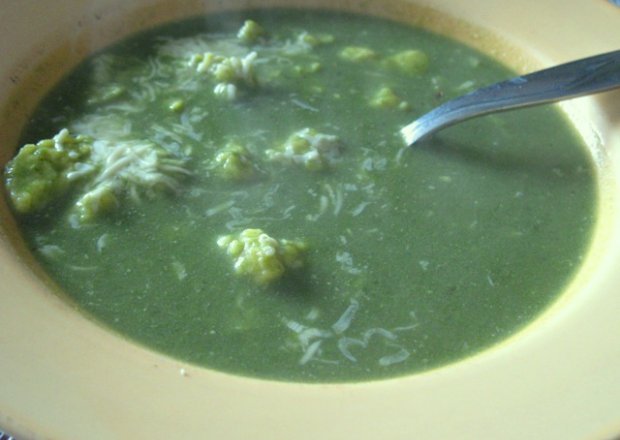 Fotografia przedstawiająca Zupa z kapusty liściastej z lanym ciastem serowym
