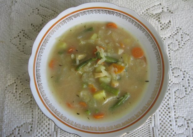Fotografia przedstawiająca Zupa z kapusty pekińskiej i fasolki szparagowej