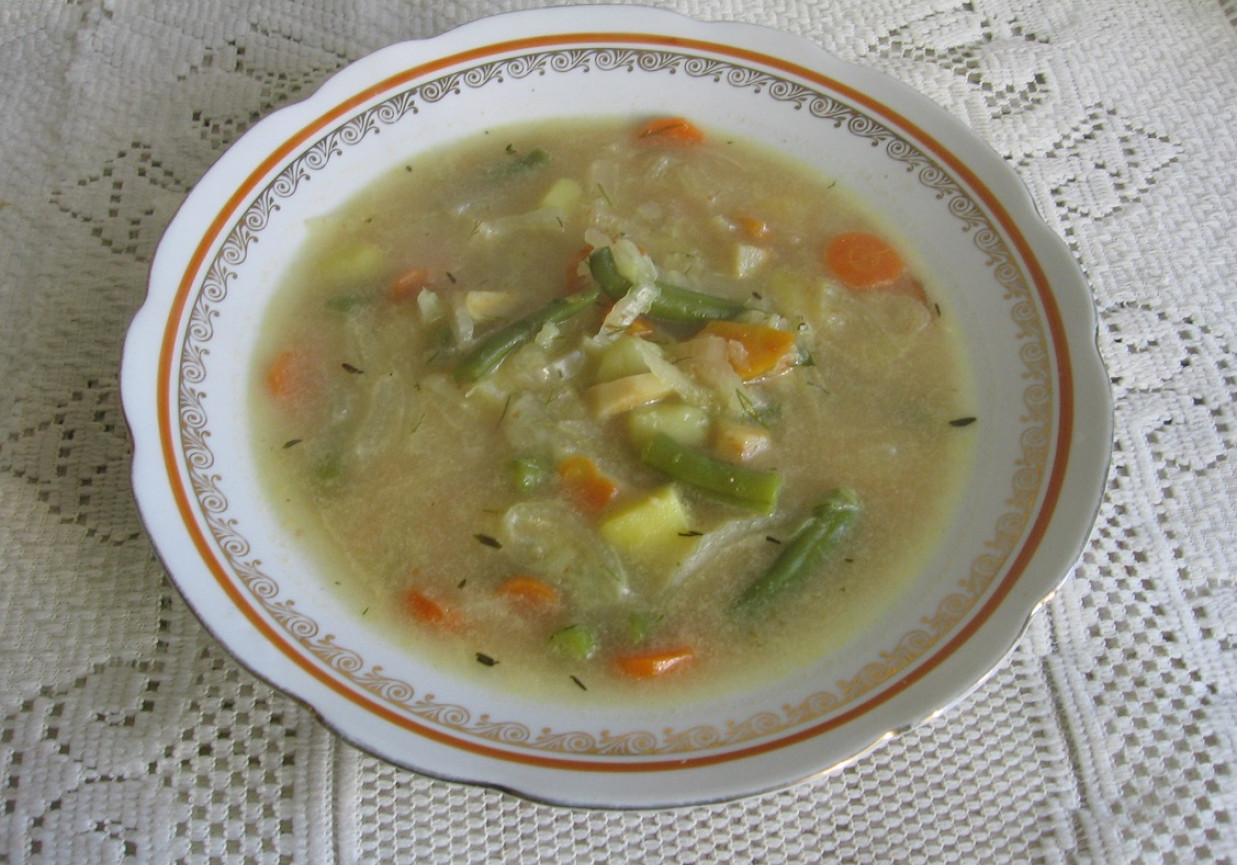 Zupa z kapusty pekińskiej i fasolki szparagowej foto