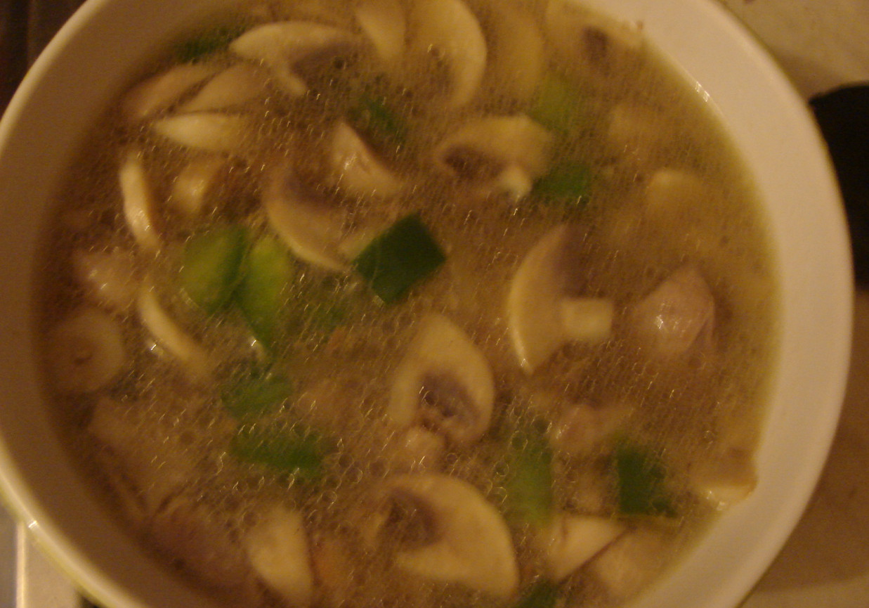 Zupa z karczkiem i zieloną papryką foto