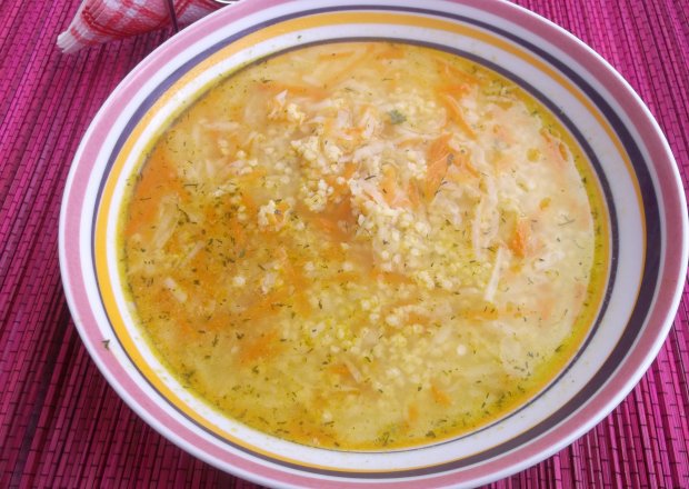 Fotografia przedstawiająca Zupa z kaszą jaglaną i warzywami.