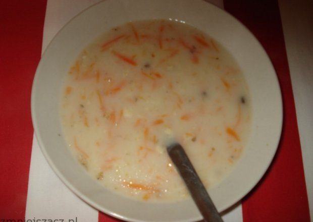 Fotografia przedstawiająca Zupa z kaszą na gołebiu
