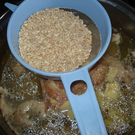 Krok 4 - Zupa z kaszą peczak na wywarze z porcji rosołowej z kaczki foto