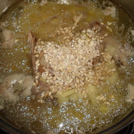 Krok 5 - Zupa z kaszą peczak na wywarze z porcji rosołowej z kaczki foto