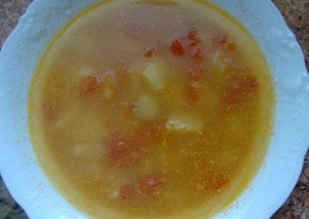 Fotografia przedstawiająca Zupa z kawałkami pomidorów