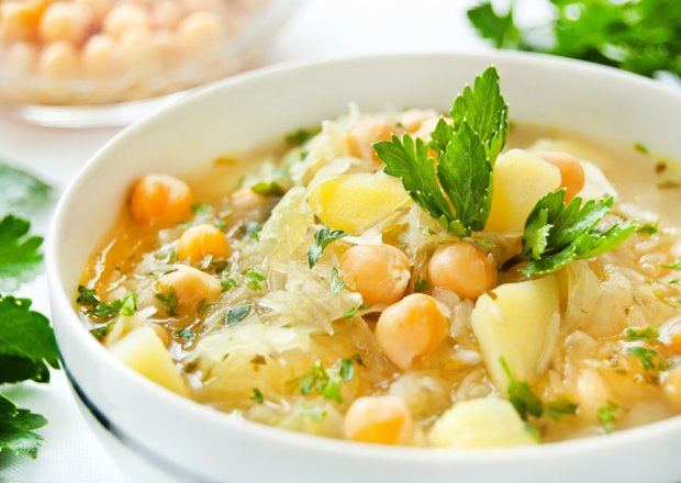 Fotografia przedstawiająca Zupa z kiszonej kapusty i cieciorki z ziemniakami