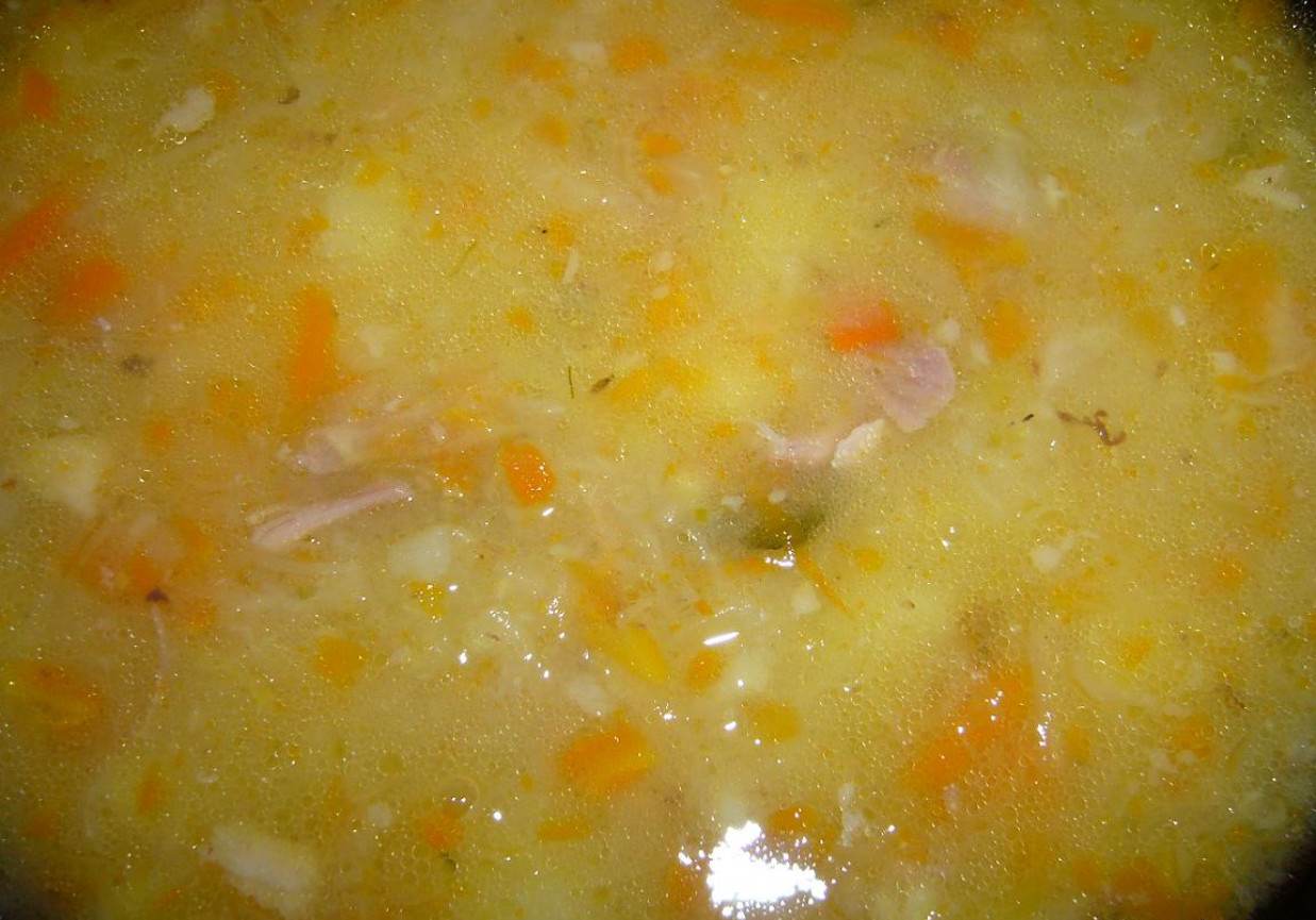 Zupa z kiszonej kapusty na golonce foto