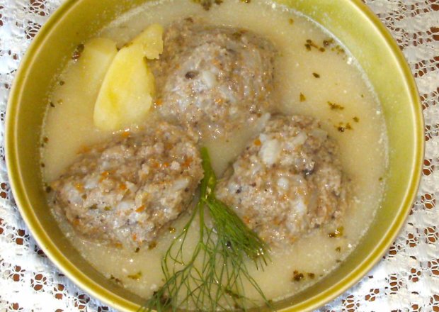 Fotografia przedstawiająca zupa z klopsikami ryżowo-pieczarkowo-marchewkowymi z ziemniakami...