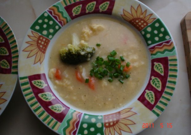 Fotografia przedstawiająca Zupa z kluseczkami kukurydzianymi i brokułami