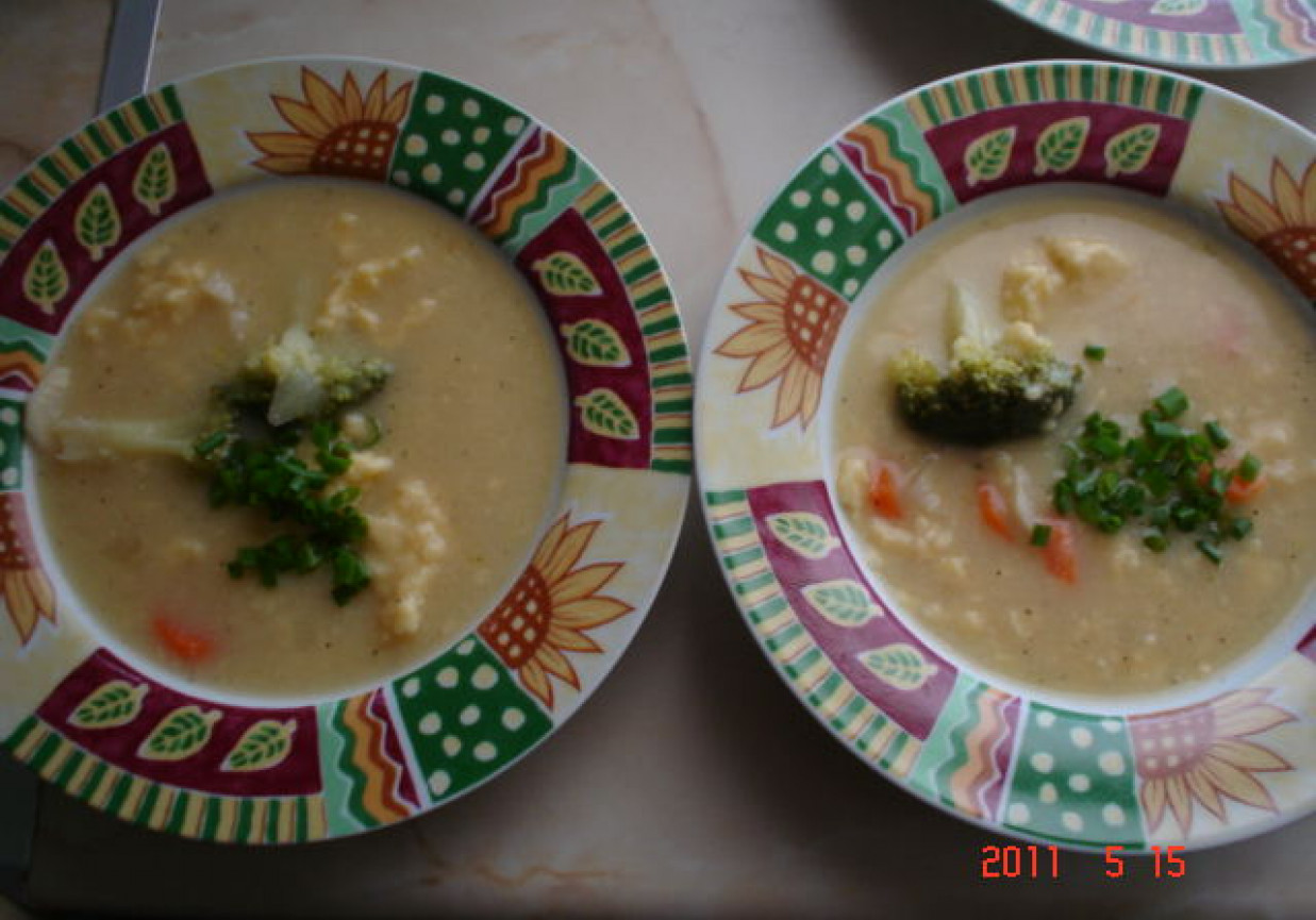 Zupa z kluseczkami kukurydzianymi i brokułami foto