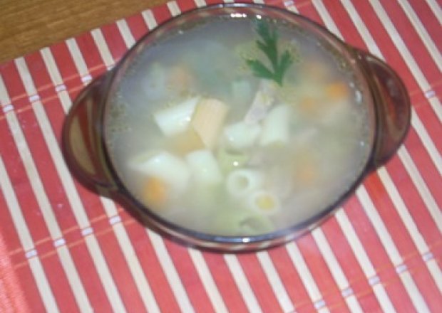 Fotografia przedstawiająca zupa z kolorowym makaronem