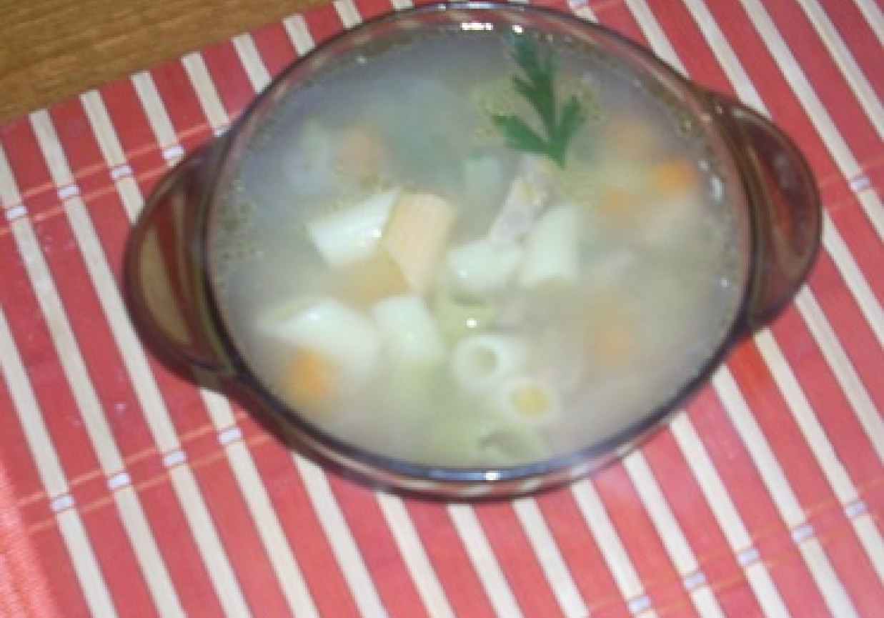 zupa z kolorowym makaronem foto
