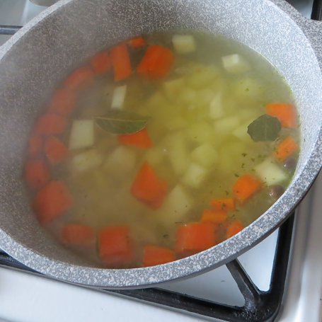 Krok 2 - Zupa z komosą i kalarepą foto