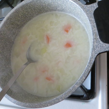 Krok 4 - Zupa z komosą i kalarepą foto