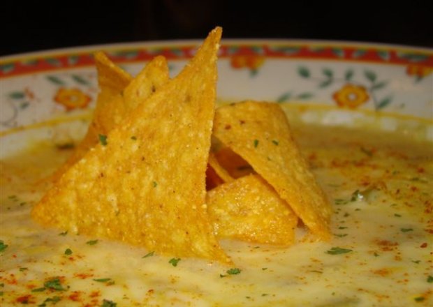 Fotografia przedstawiająca Zupa z kukurydza i chipsami tortilla