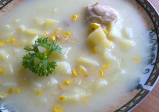 Fotografia przedstawiająca Zupa z kukurydzą i ziemniakami