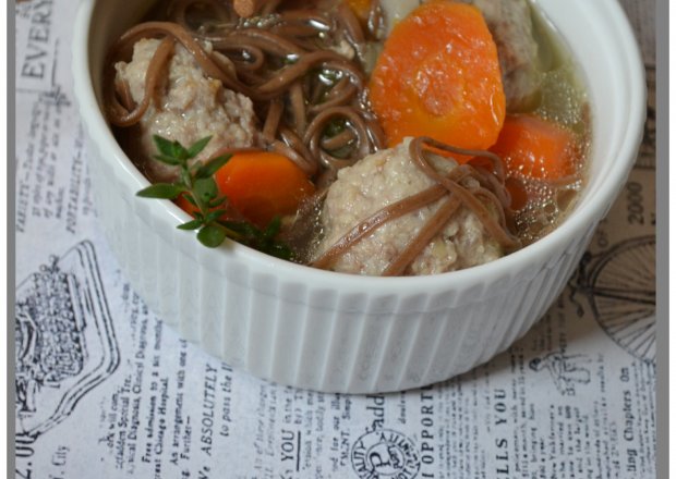 Fotografia przedstawiająca zupa z kuleczkami mięsnymi i makaronem soba