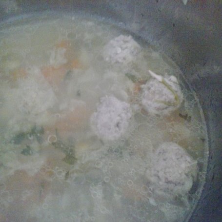Krok 4 - zupa z kuleczkami mięsnymi i makaronem soba foto