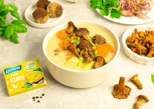 Fotografia przedstawiająca Zupa z kulkami wołowymi, warzywami i kurkami