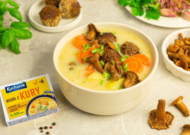 Fotografia przedstawiająca Zupa z kulkami wołowymi, warzywami i kurkami