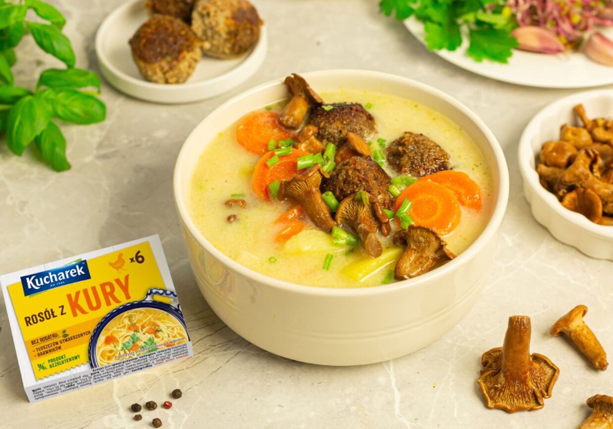 Zupa z kulkami wołowymi, warzywami i kurkami foto