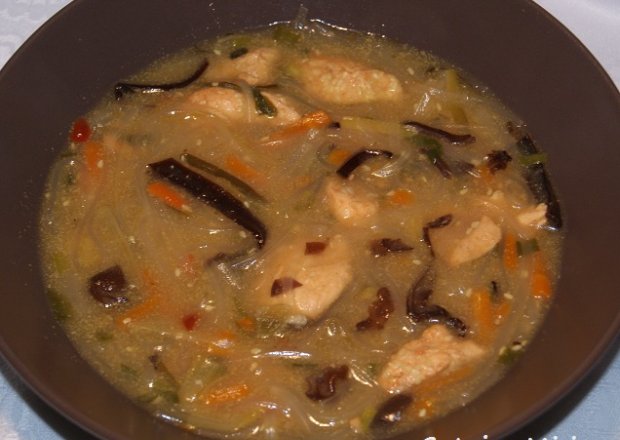 Fotografia przedstawiająca Zupa z kurczakiem i grzybami mun