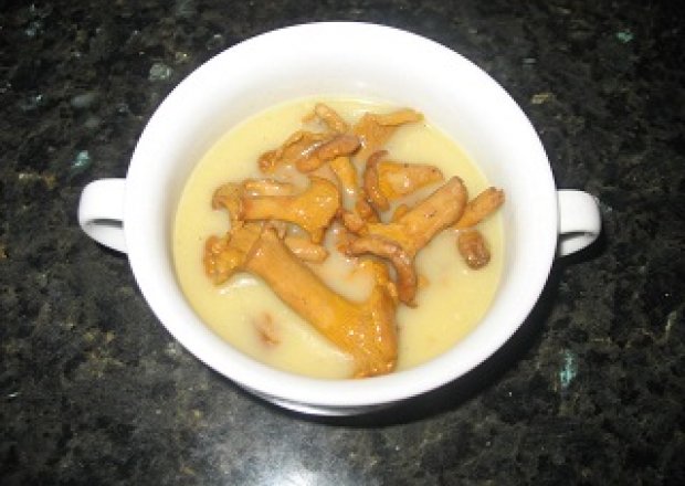 Fotografia przedstawiająca Zupa z kurek i wędzonej szynki