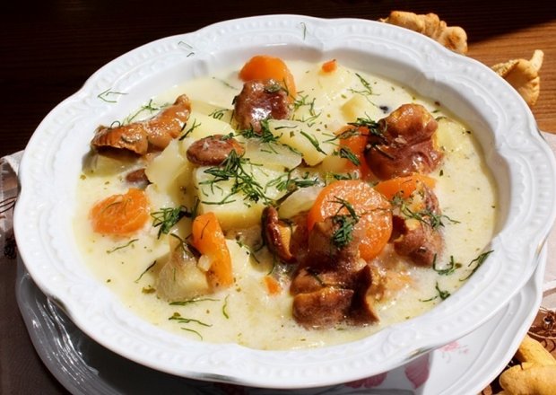 Fotografia przedstawiająca Zupa z kurek (kurkowa) z ziemniakami i koperkiem