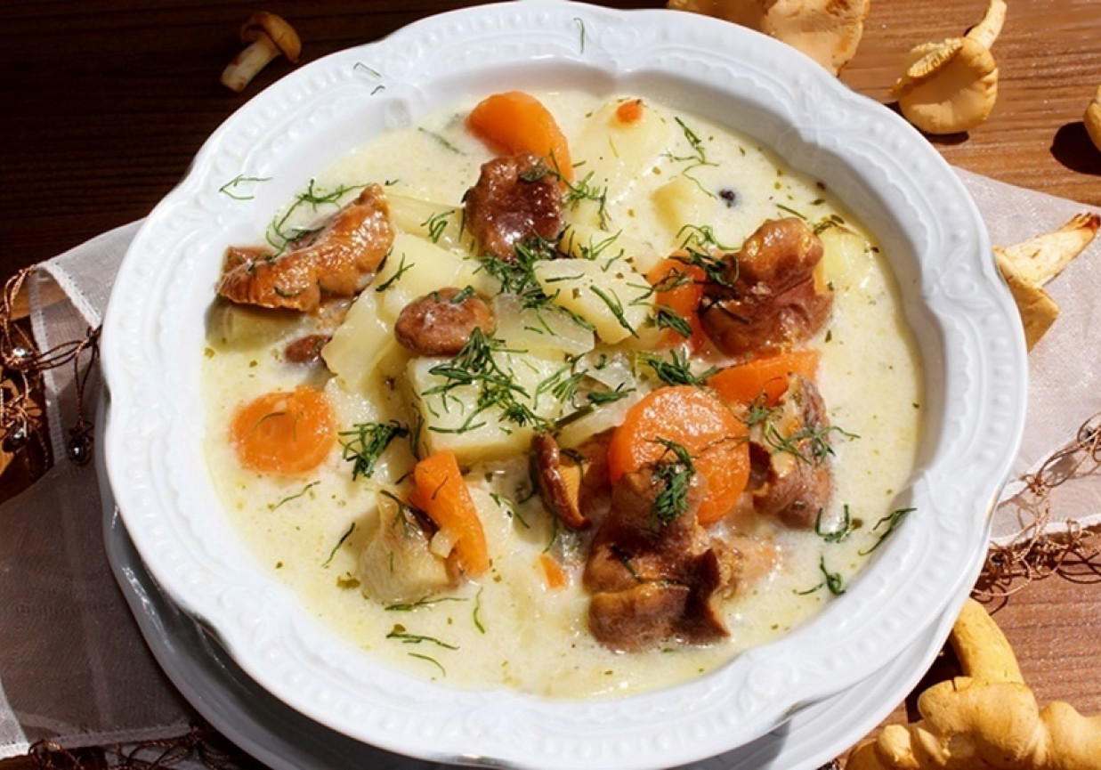 Zupa z kurek (kurkowa) z ziemniakami i koperkiem foto