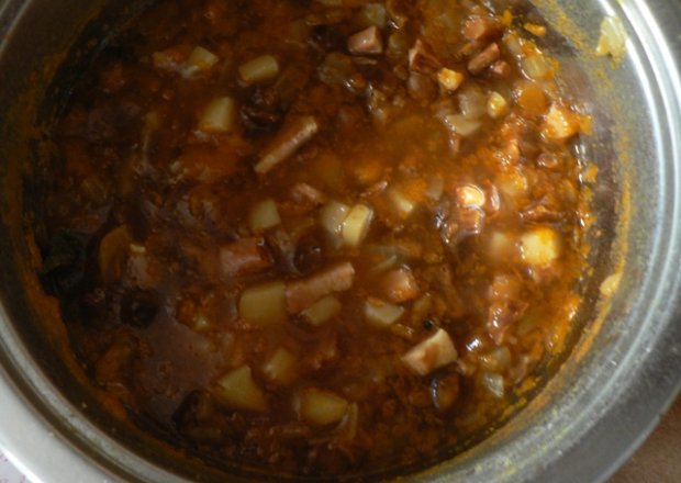 Fotografia przedstawiająca zupa z kurek z wędzonym boczkiem