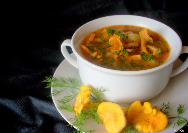 Fotografia przedstawiająca Zupa z kurkami i sokiem marchwiowym