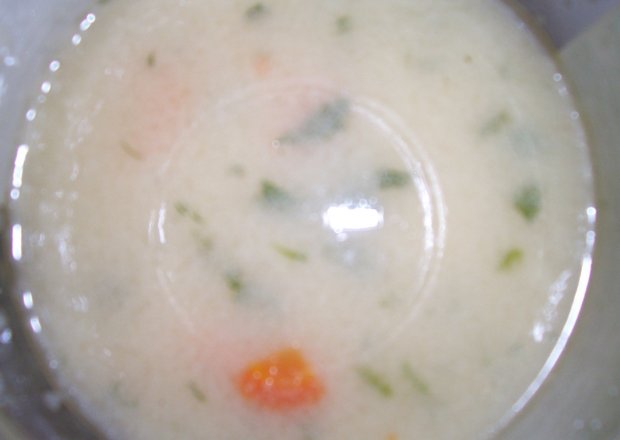 Fotografia przedstawiająca zupa z kurkami z serem