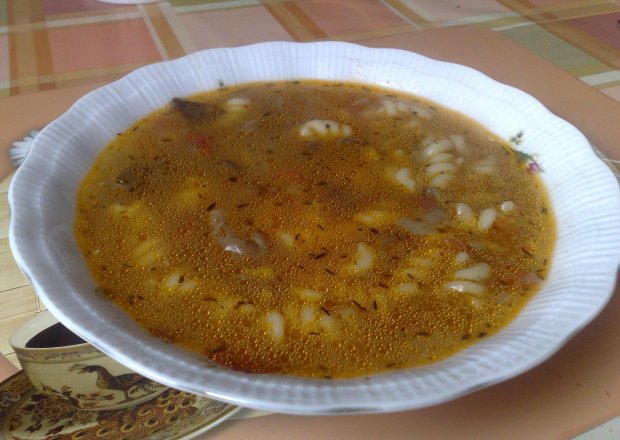 Fotografia przedstawiająca zupa z leśnych grzybów