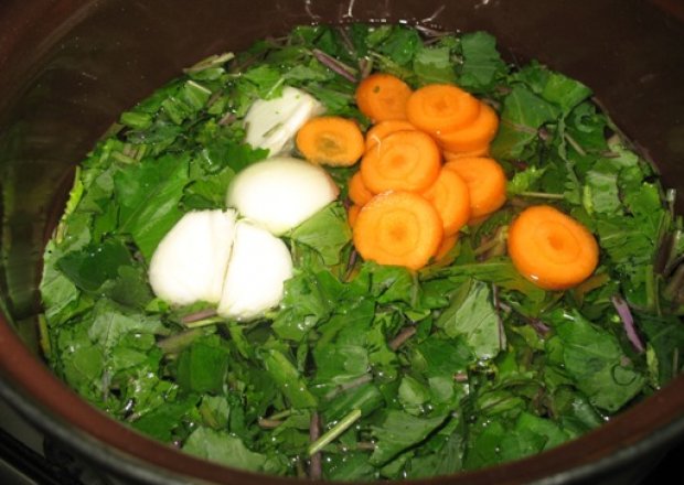 Fotografia przedstawiająca Zupa z liści kalarepki