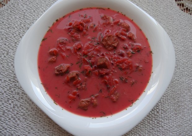 Fotografia przedstawiająca Zupa z łodyg czerwonego buraka